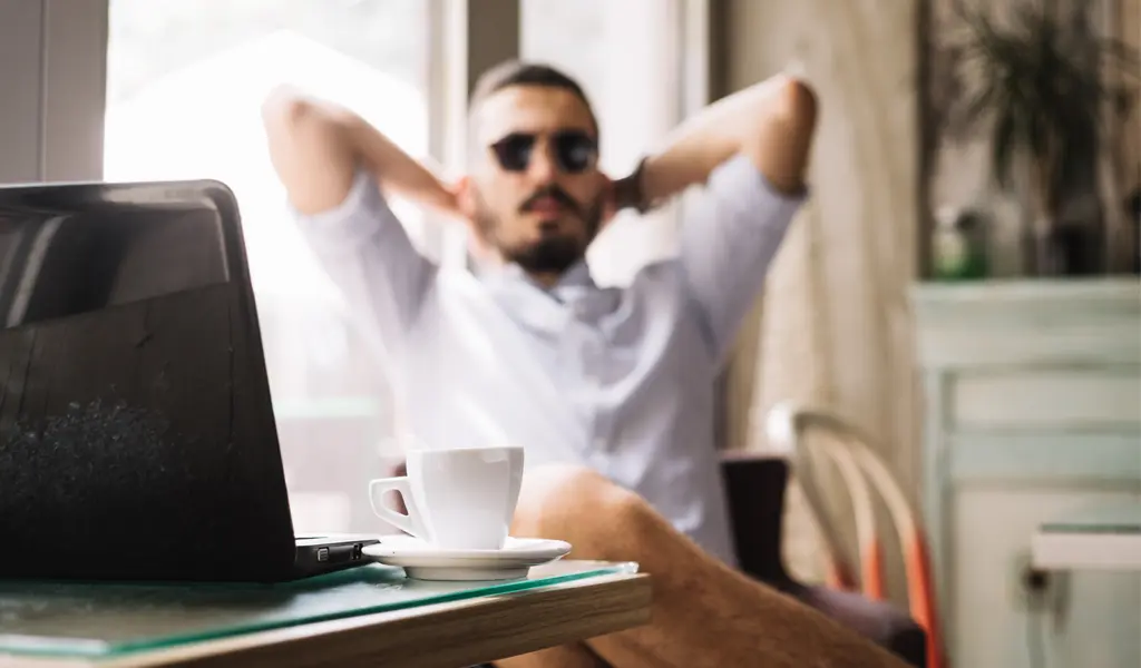 Homem de negócios descansando com café