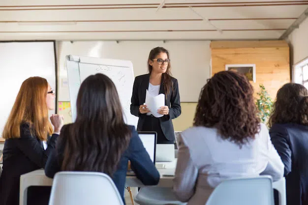 Mulheres em reunião representando a liderança feminina no setor público