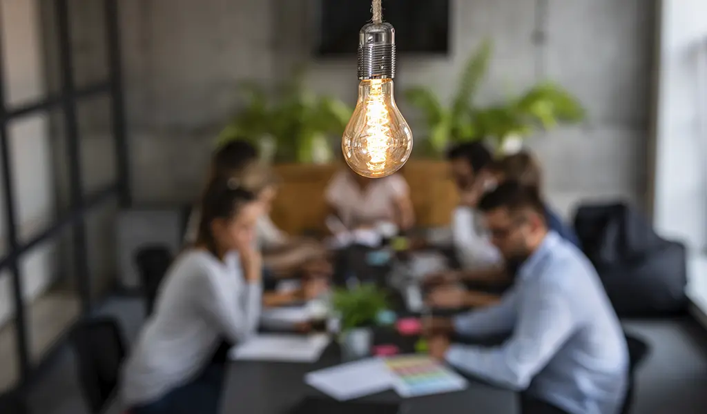 pessoas em reunião endomarketing